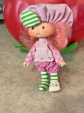 Vintage 1982 kenner strawberry shortcakes doll Rasberry Tart ( missing one shoes